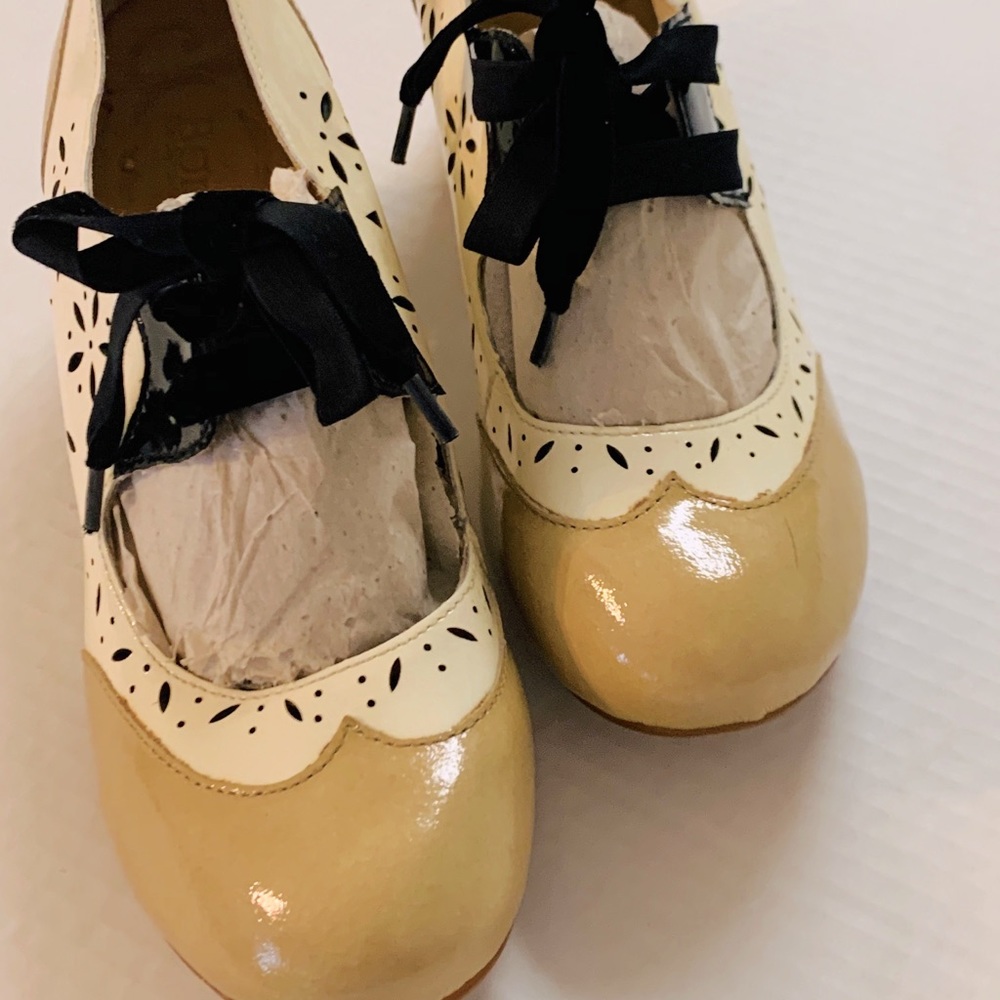Women vintage style shoe, Oxford look, cut out lace pump